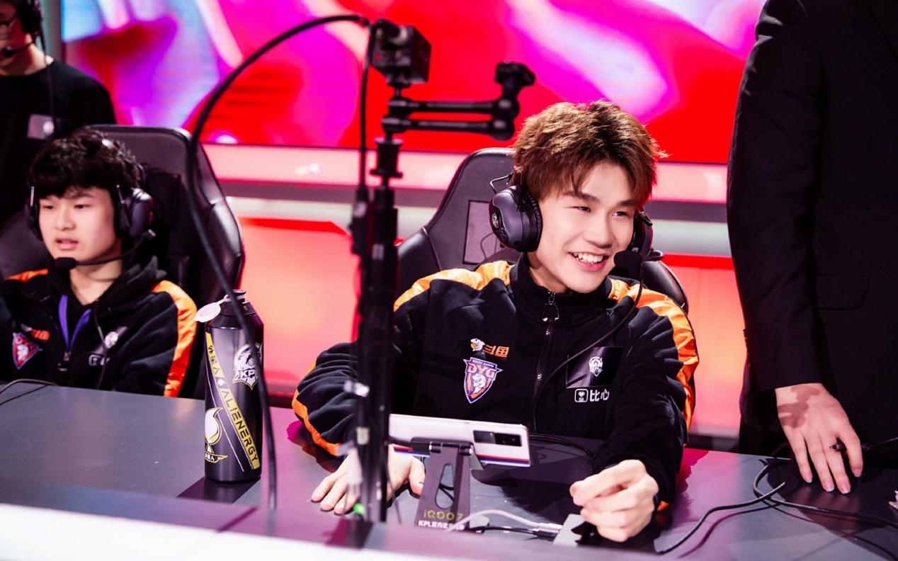 kpldyg成首支s组淘汰队伍连败后粉丝集体倒戈全怪小义