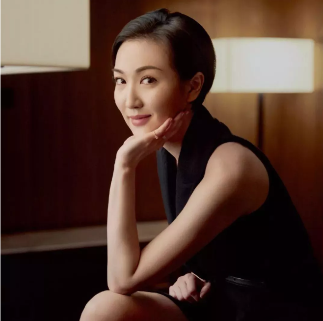 郭晶晶小姑子罕见晒照牛仔外套配小黑裤五官遗传妈妈陈琪琪了