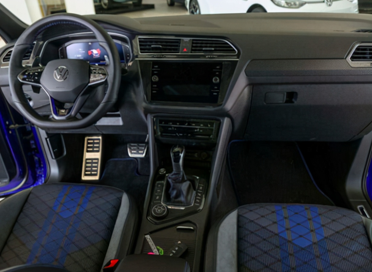 内饰部分,整体上是大众风格,但是车内蓝灰黑三色配色的运动座椅和多处