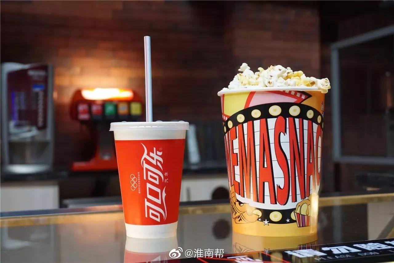 你是喜欢在电影院里喝着冰可乐吃着爆米花看电影?