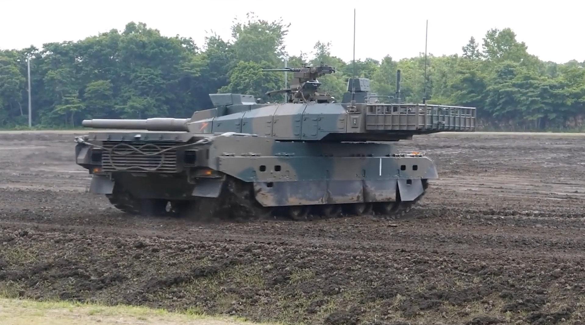 日本陆上武器装备开放展示,10式主战坦克演示液压悬挂系统!