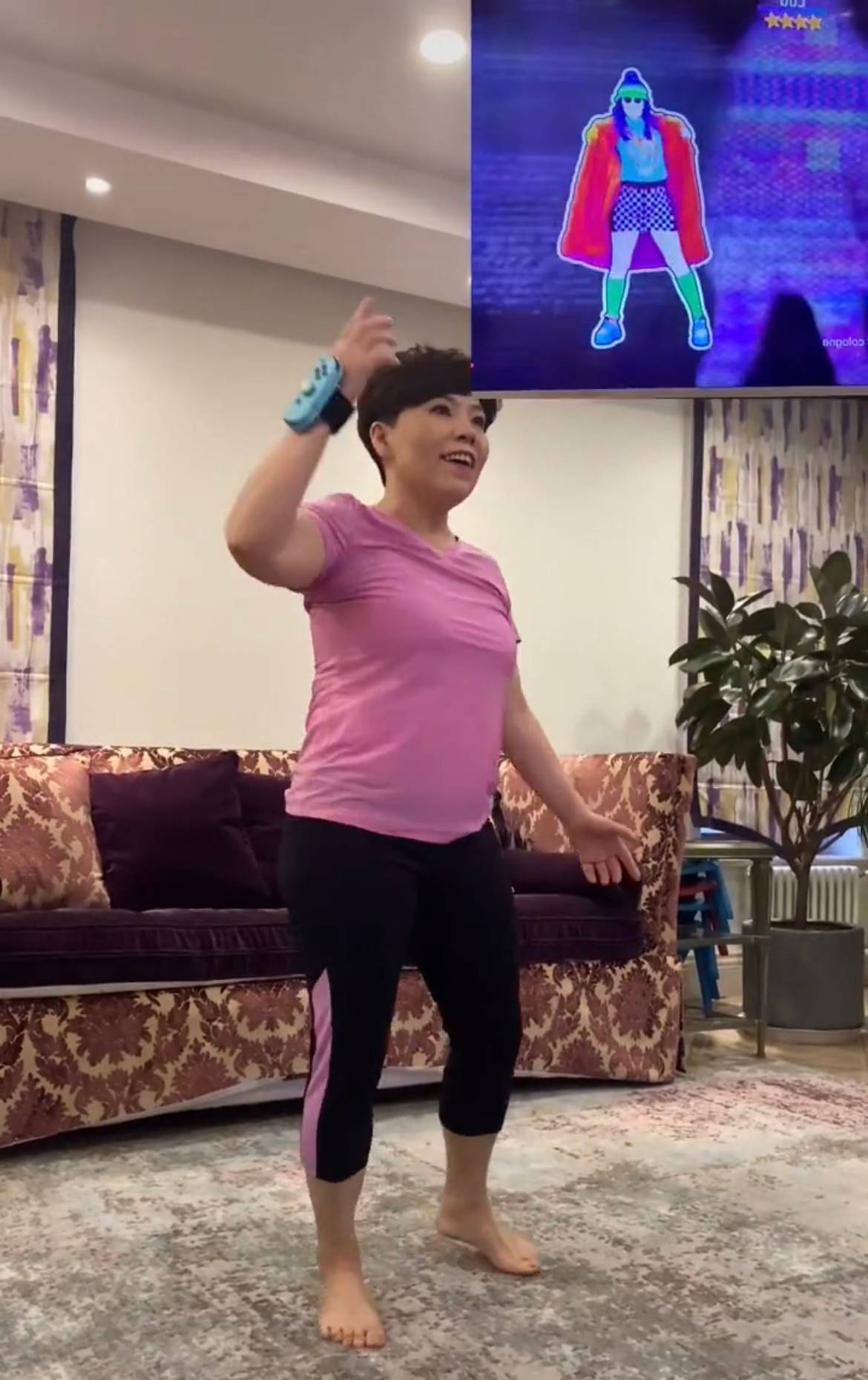 智能软件指引和动漫人物一起跳舞的视频,视频中邓亚萍穿着t恤运动裤