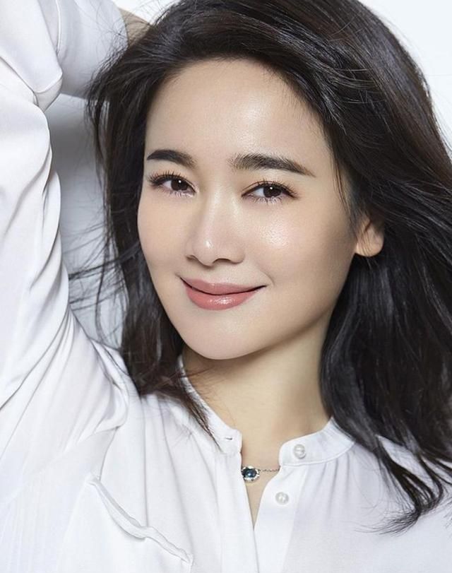 43岁左小青离婚后更美?素颜现身太美了
