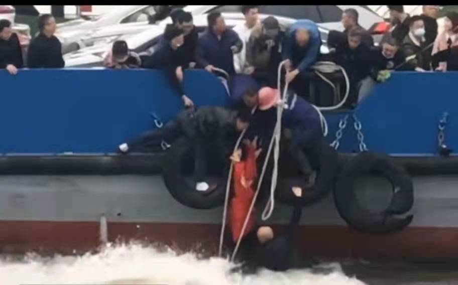 江西九江回乡途中22岁女孩与父亲发生争执负气跳江众人营救脱险休闲区蓝鸢梦想 - Www.slyday.coM 江西九江回乡途中22岁女孩与父亲发生争执负气跳江众人营救脱险休闲区蓝鸢梦想 - Www.slyday.coM