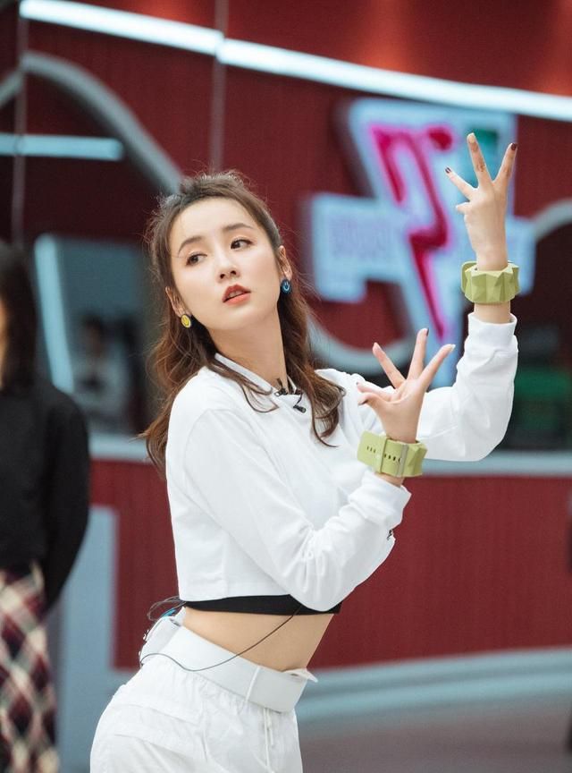 吕一小考成组内唯一获胜姐姐日不落展绝佳唱跳实力