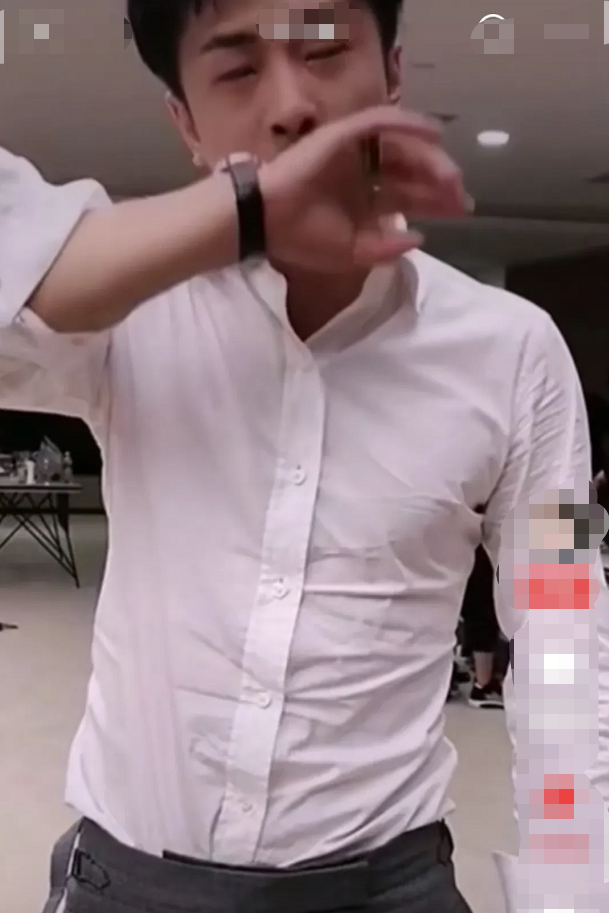 辛巴2斤洗衣液仅卖8块钱，却被嘲讽三无产品，录视频痛哭太难了休闲区蓝鸢梦想 - Www.slyday.coM