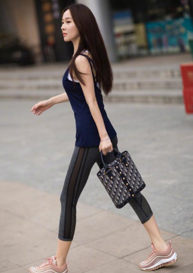 霍思燕晒三角泳装照一双嫩白腿亮到晃眼全身露不出一点赘肉