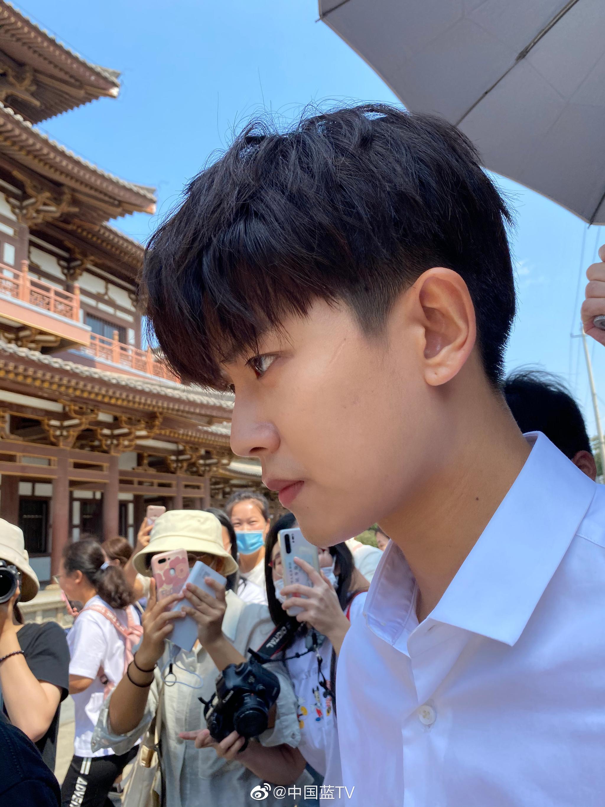 任嘉伦生图: 粉丝和路人镜头下的任嘉伦 颜值也是妥妥的耐打