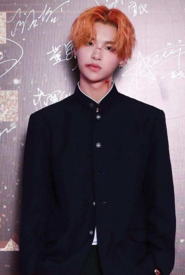 黄明昊银发造型曝光,颜值堪称动漫人物网友直呼:撕漫男!