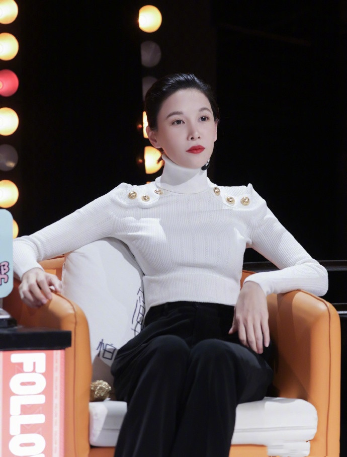 张蓝心3尺4长腿惊艳,穿针织衫还有曲线,这身材谁不愿"听姐说"