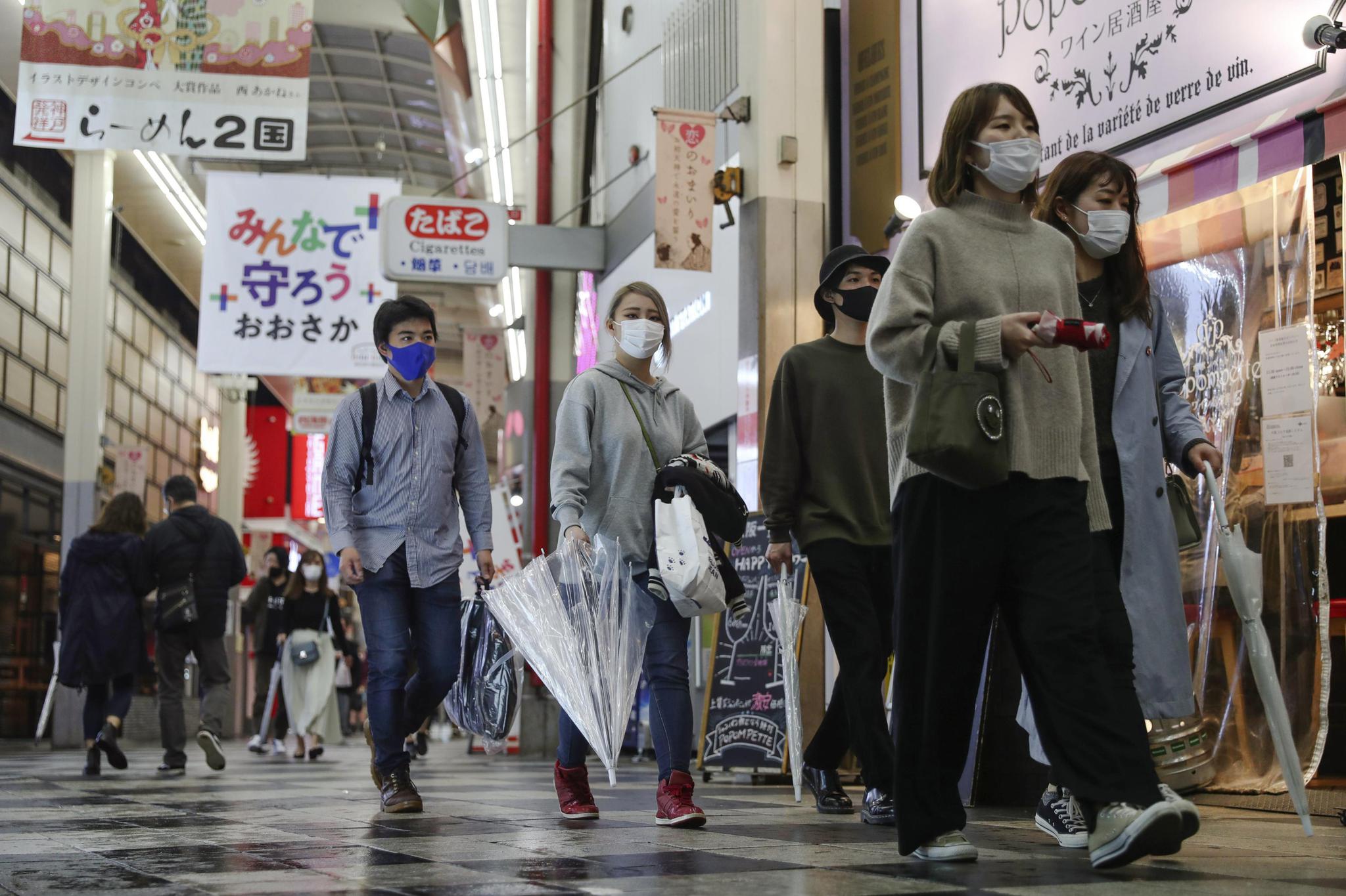 4月4日,戴口罩的行人走在日本大阪街头.