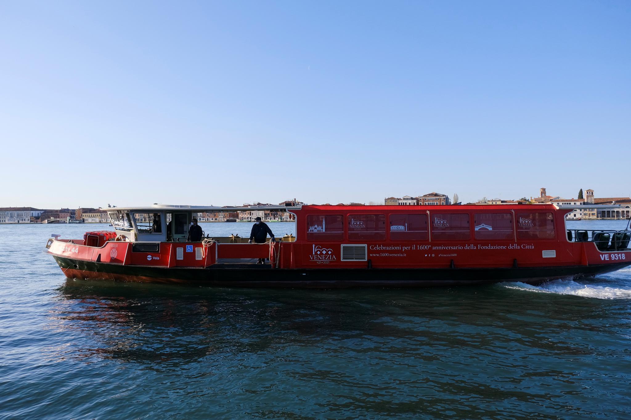 威尼斯水上巴士变身疫苗接种中心