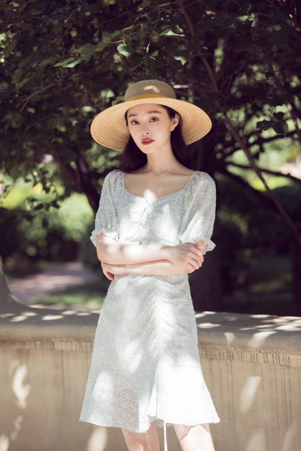 宋轶蓬松羊毛卷发型充满韵味搭配高开叉黑裙变身复古美艳女王