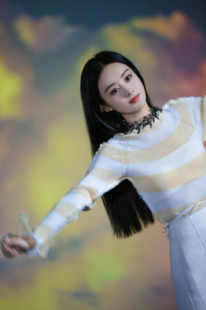 赵丽颖再尝试黑长直发清纯灵动又优雅高贵配各种彩裙明艳动人