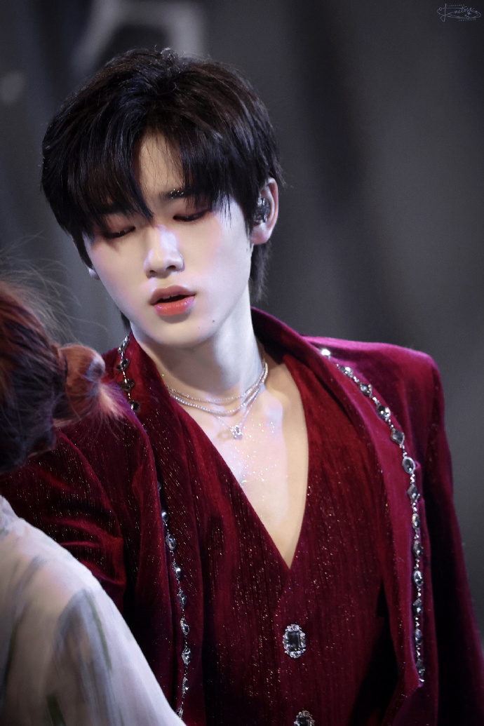 救命宋亚轩深也v红丝绒西装太蛊了我的眼睛忙不过来了