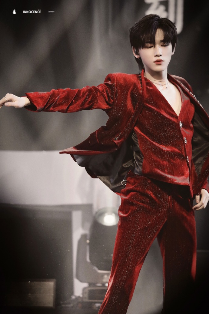 救命宋亚轩深也v红丝绒西装太蛊了我的眼睛忙不过来了