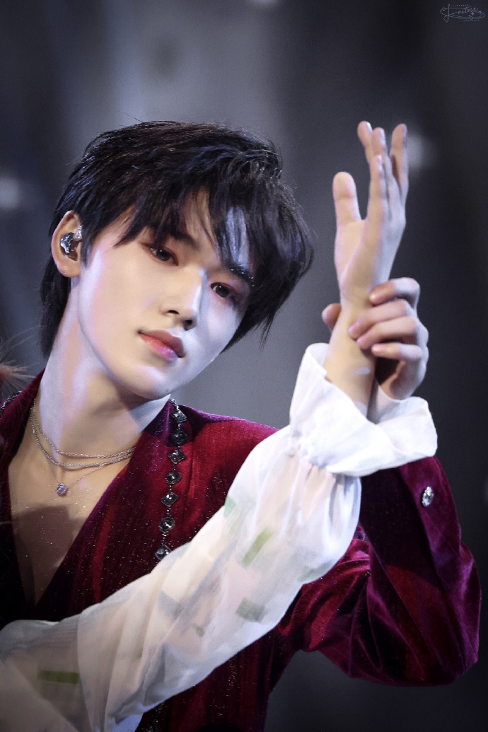 救命宋亚轩深也v红丝绒西装太蛊了我的眼睛忙不过来了