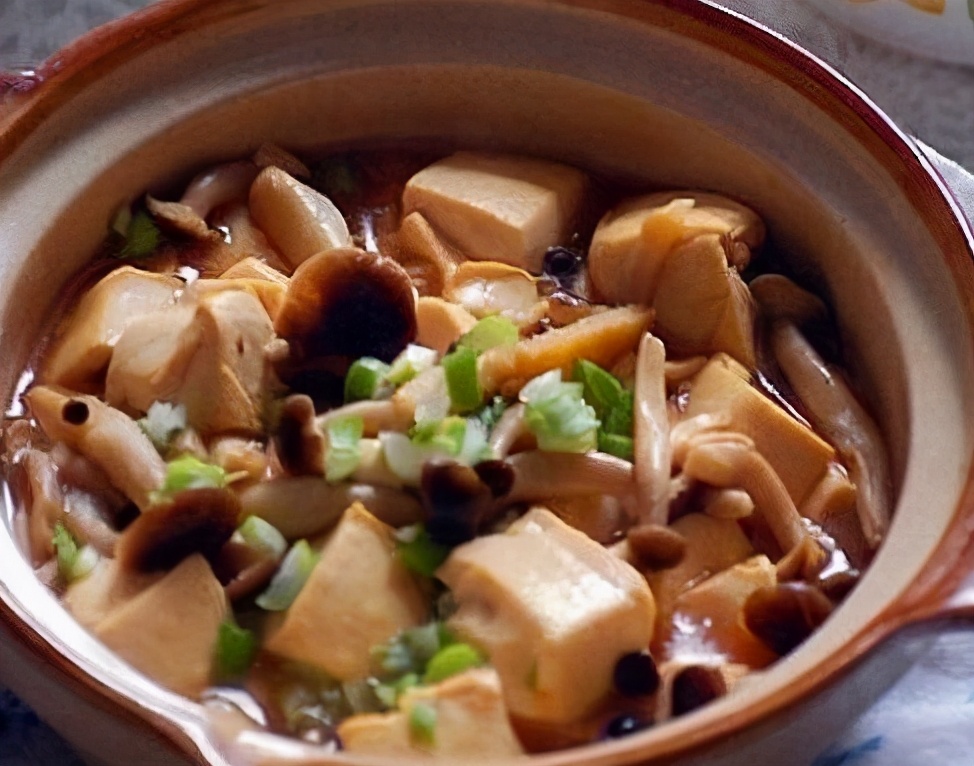 菌菇豆腐煲4,再将鸡腿蒸上二十分钟;拿出来后将甜豆摆在旁边.