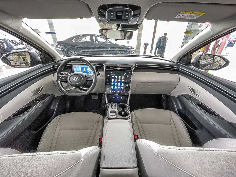 2021款途胜l在内饰设计方面的变化也比较大,矩形全液晶仪表,超大尺寸