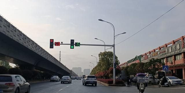 新版的国标红绿灯通行规则,记下2个规则,放心通行第一个通行规则:如果