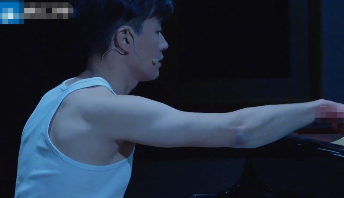 佟大为近况曝光略显憔悴头发汗湿贴额前端着碗路边吃饭接地气