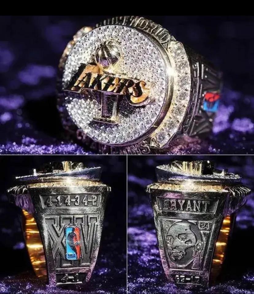 11枚总冠军戒指:比尔-拉塞尔,波士顿凯尔特人(1957,159-66,1968-69)10