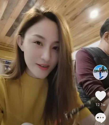 他的妻子是当年文工团的同事,长得漂亮还会演戏,贾冰也曾带妻子