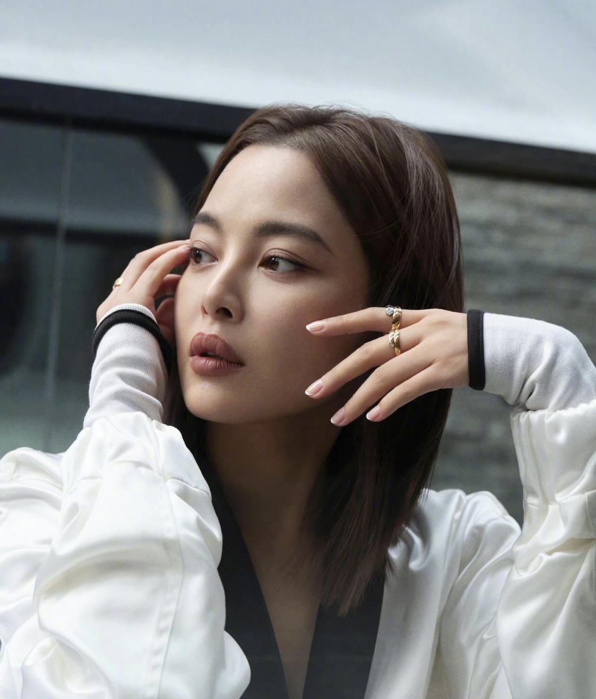 35岁辛芷蕾身材太绝!深v露香肩冷艳迷人,网友:气场似超模