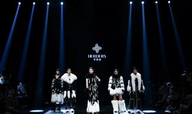 也太豪了!13岁女孩花70w买画,母亲扬言：要花700w搞臭画家休闲区蓝鸢梦想 - Www.slyday.coM