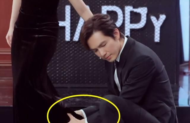 钟汉良给谭松韵按脚看清他怎么抓的女生脚脖人品素养一目了然