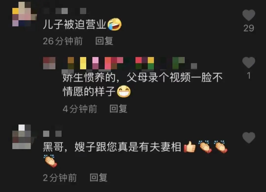 49岁黑子罕晒家人,妻子素颜出镜气质温婉,儿子一脸不高兴|黑子|张芙蓉