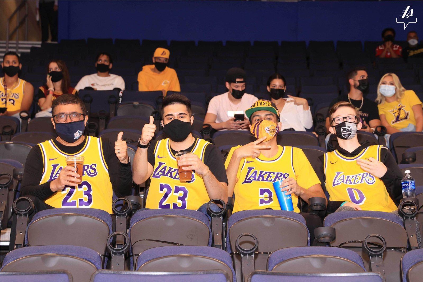 湖人球迷已经出现在了猛龙的坦帕主场