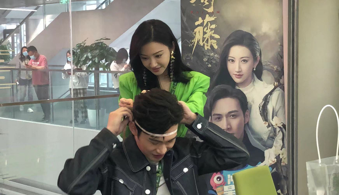 司藤夫妇同框直播景甜穿西装裙变御姐张彬彬帅气暖萌