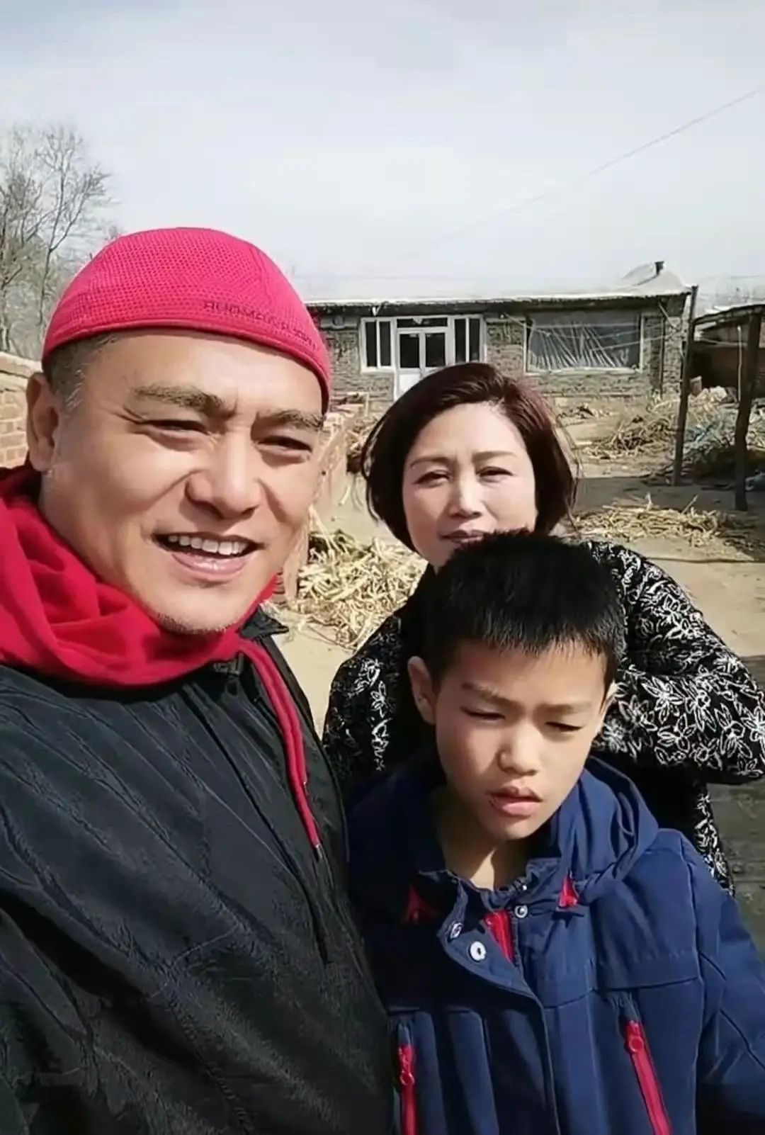 49岁黑子罕晒家人,妻子素颜出镜气质温婉,儿子一脸不高兴|黑子|张芙蓉