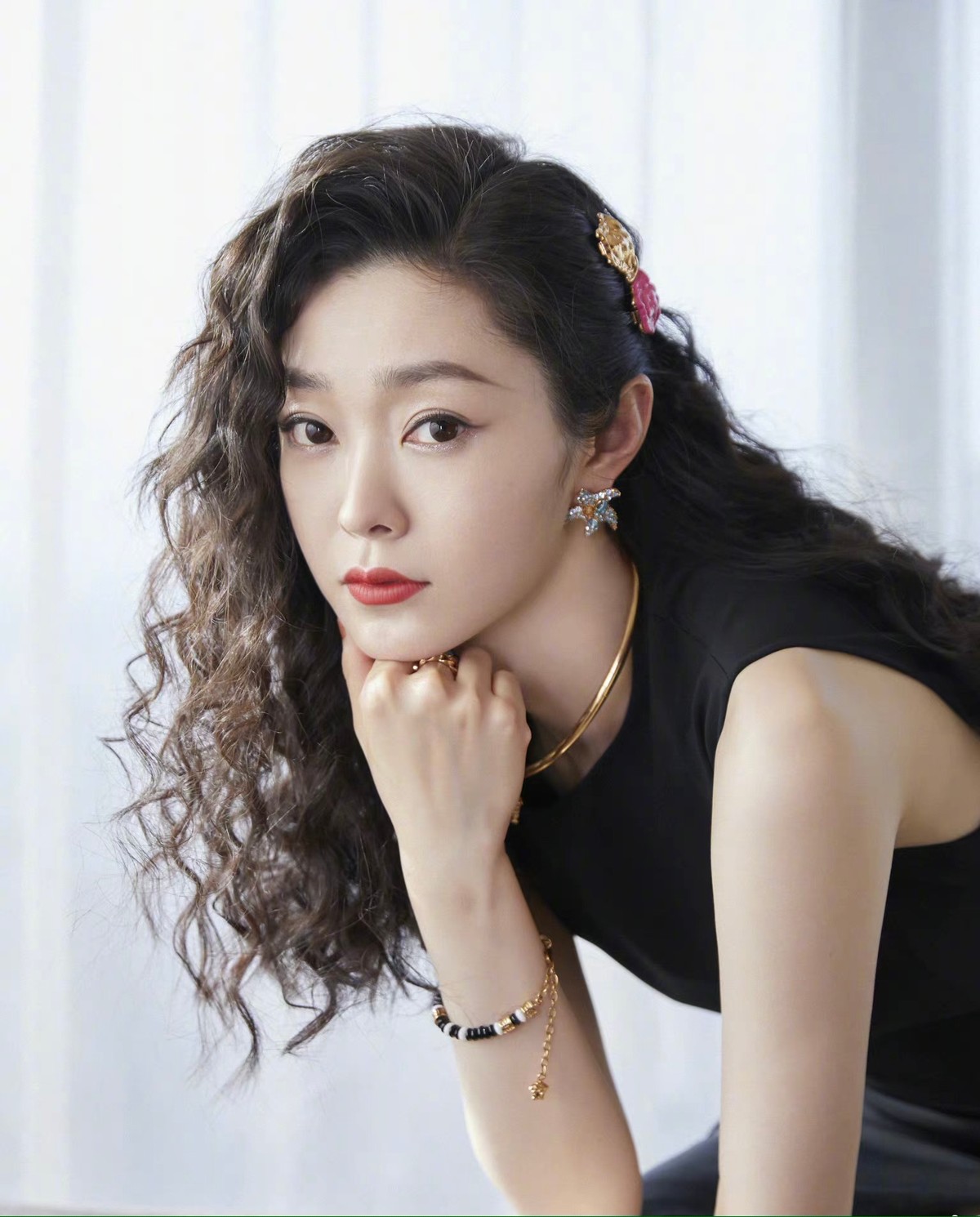 宋轶复古羊毛卷造型穿黑色开衩长裙港风十足网友民国大小姐