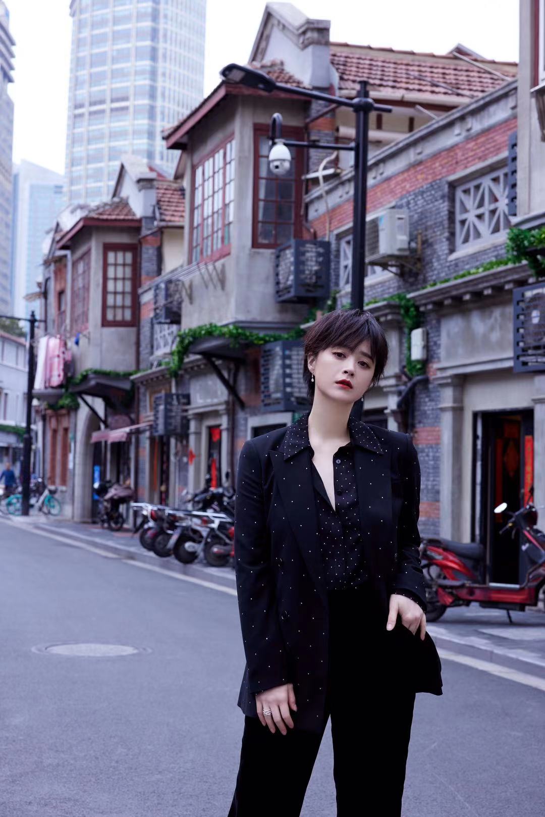 蒋欣剪了短发再穿一身黑色调look又酷又美