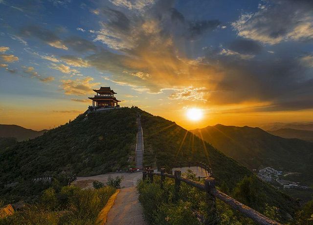 缥缈峰地处整个西山景区的中心,茂密的绿茵覆盖在山峰的每一个地方