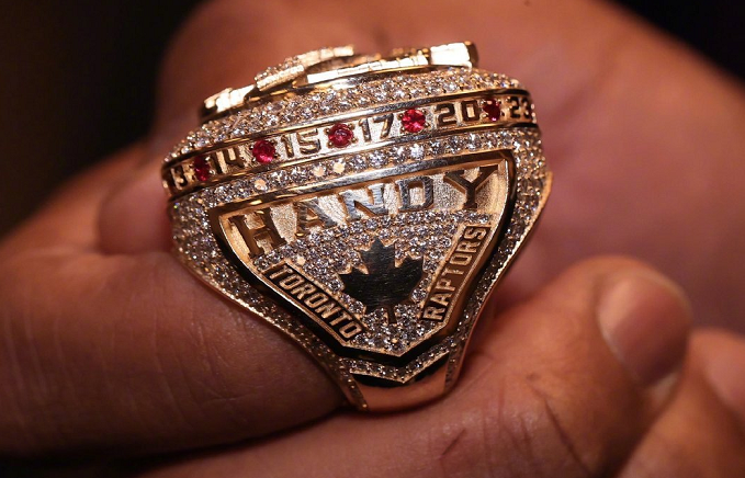 荣耀时刻!湖人助教领取猛龙总冠军戒指,连续六年带队杀入总决赛