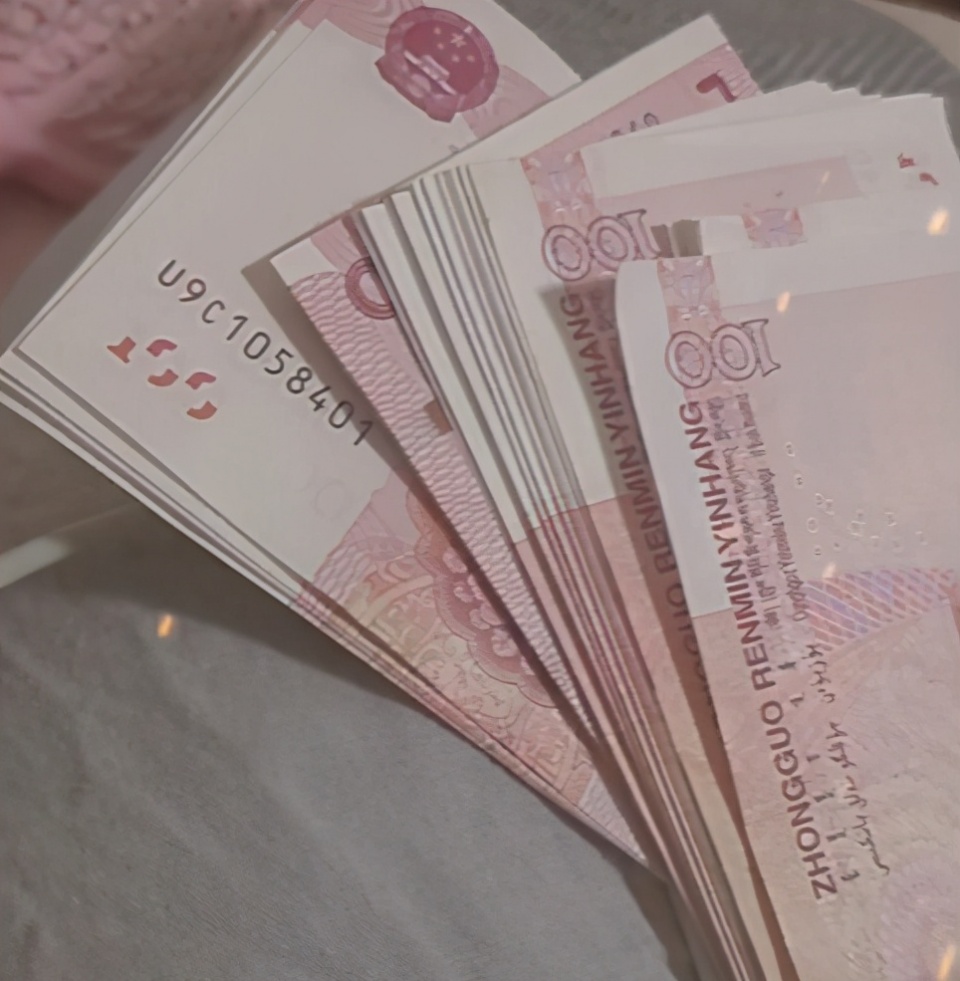 大衣哥女儿戴戒指炫耀疑似订婚成功还剪了一个漂亮的发型