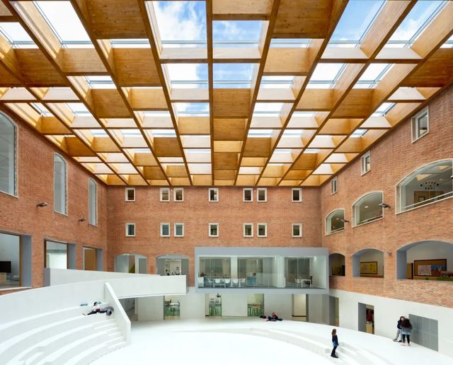 巴利亚多利德校园公共空间设计赏析