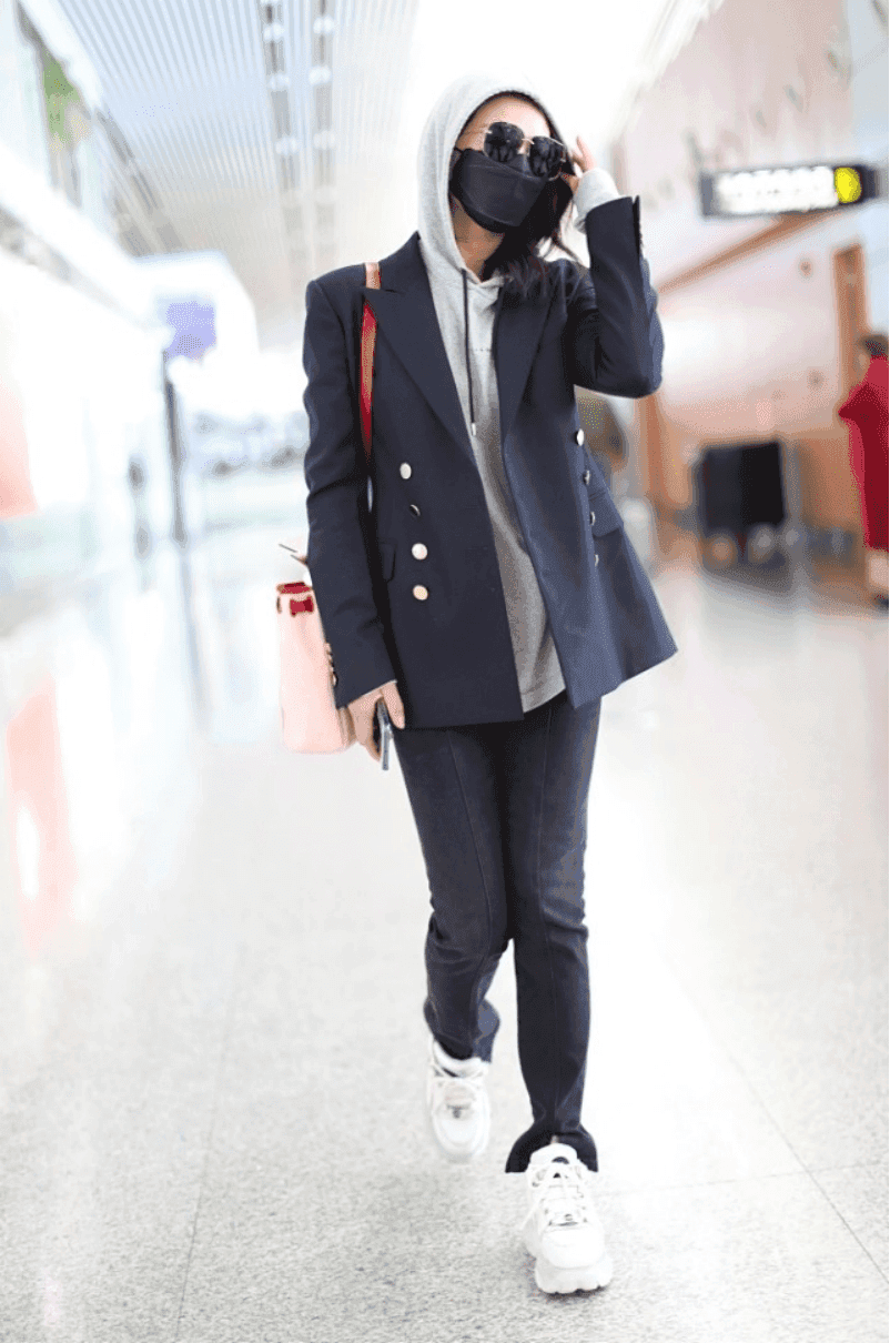 刘涛当主播后穿衣风格大改变穿西装叠穿连帽卫衣酷到认不出