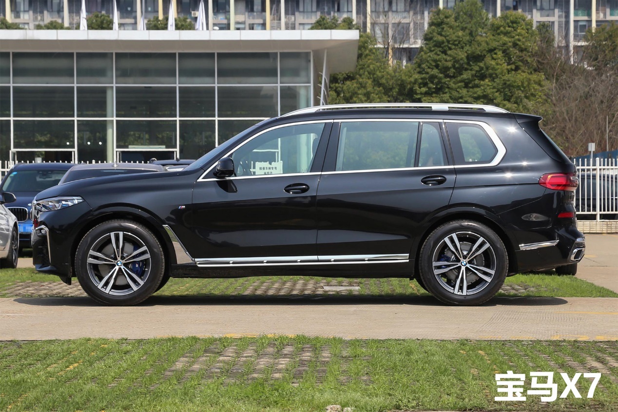 宝马x8谍照曝光v8插混动力分体式大灯