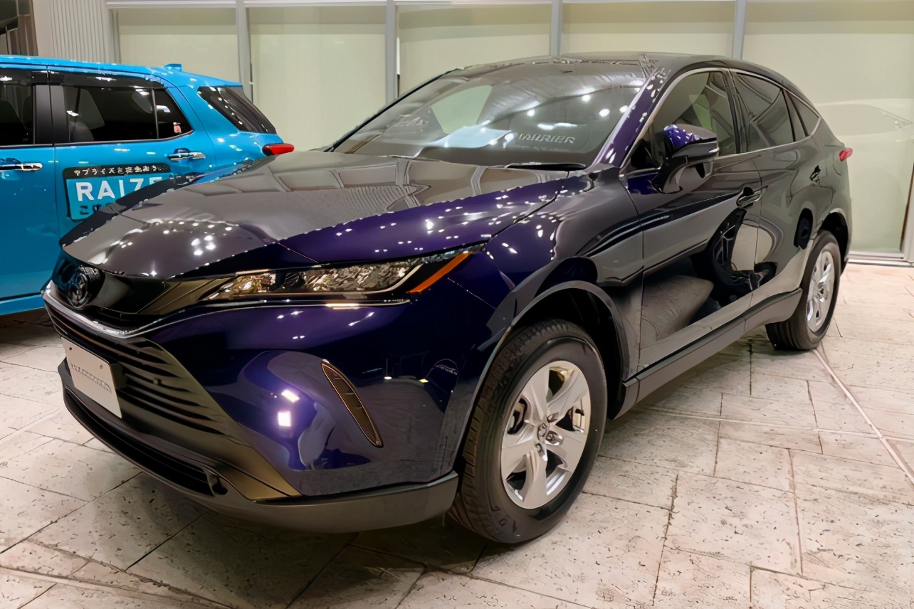 从外观上看,harrier的整体气质更接近雷克萨斯的风格,x造型的车头很