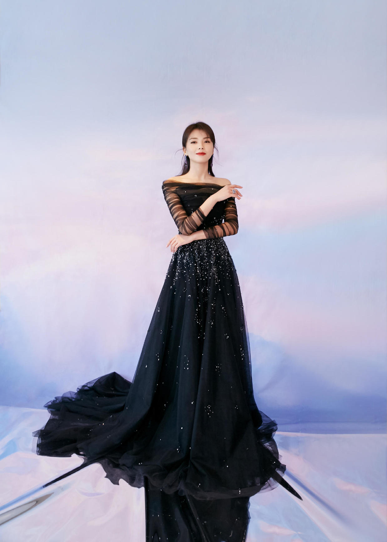 刘涛真是个时髦精穿抹胸裙秀身材还不够腹部镂空真撩人