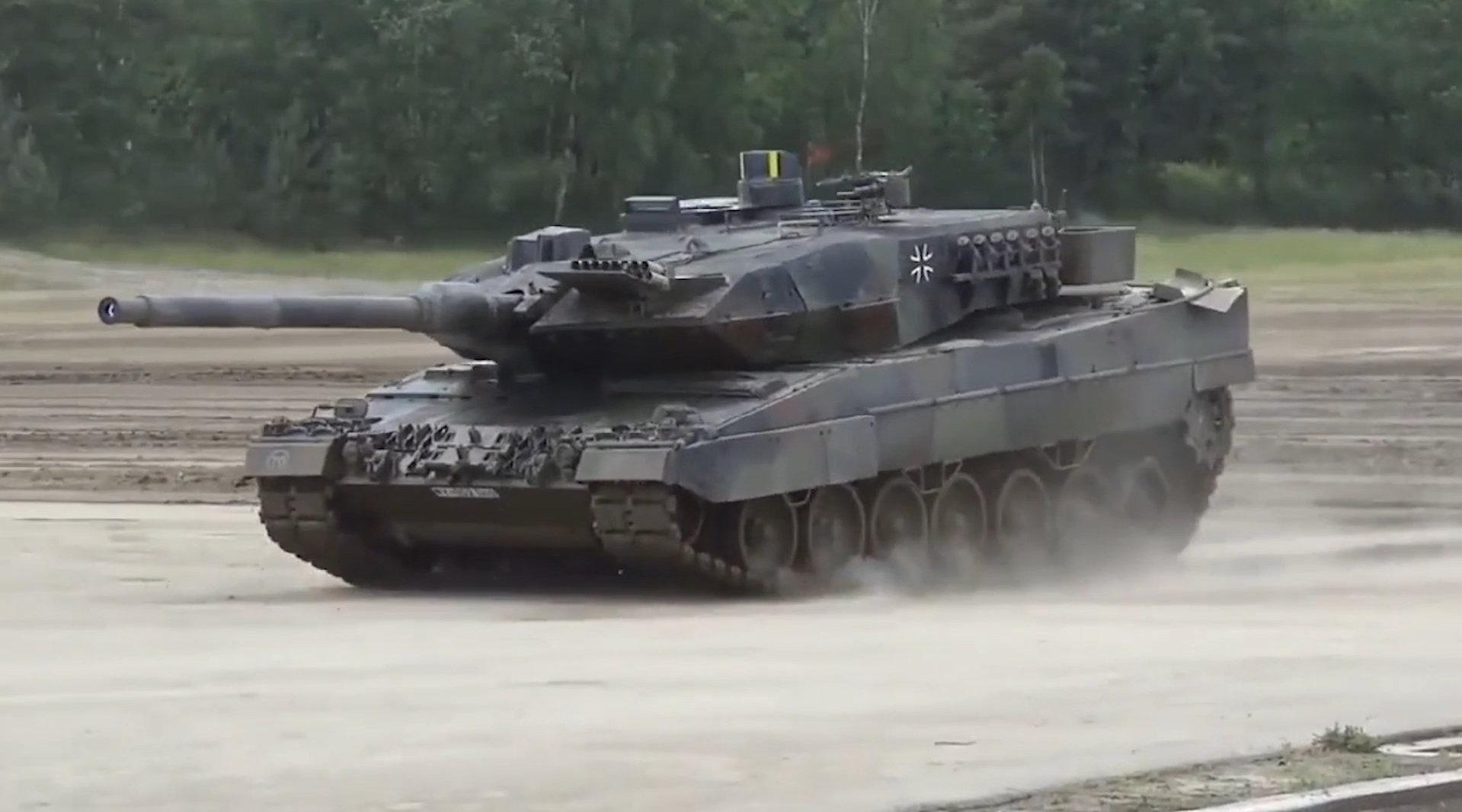 4辆豹-2主战坦克展示机动性能,发动机的声音比跑车还耐听!