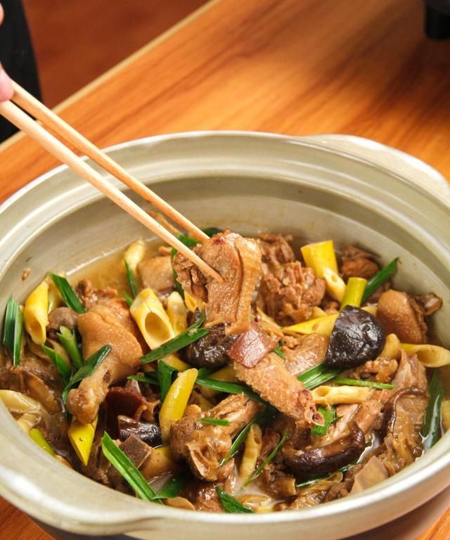 春天一定不要错过这道春笋焖鸭,加入这味配料真是鲜得眉毛都掉了