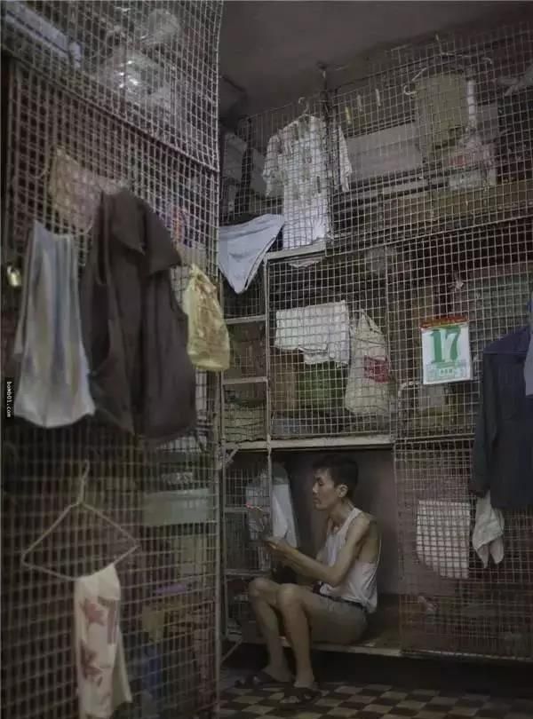 88万人疯抢公屋凶宅10万家庭蜗居10㎡空间香港住房有多难