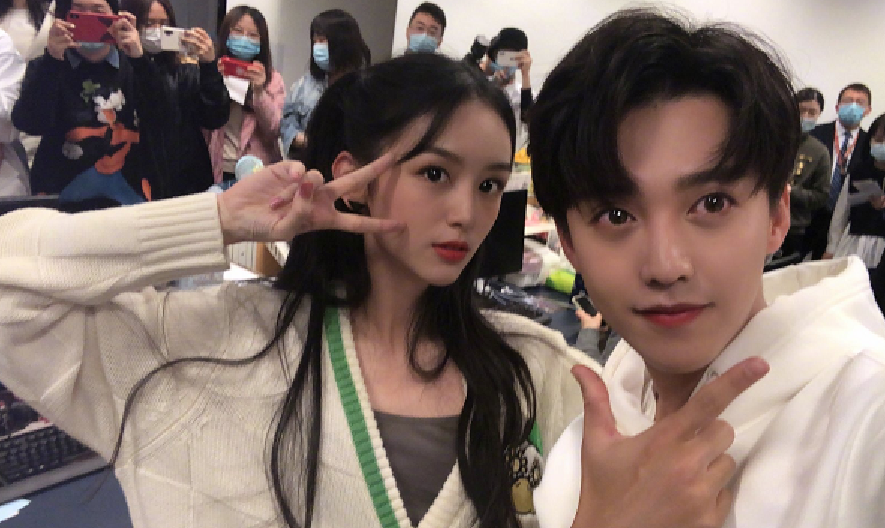 其后马闻远和周也两人相关平台扫楼时,没穿戏服的两人上传了合体的