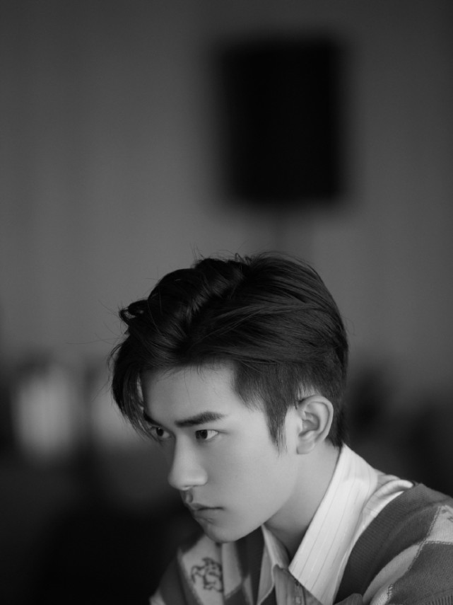 易烊千玺飞行员造型超酷短发搭配干练气质画风太man了