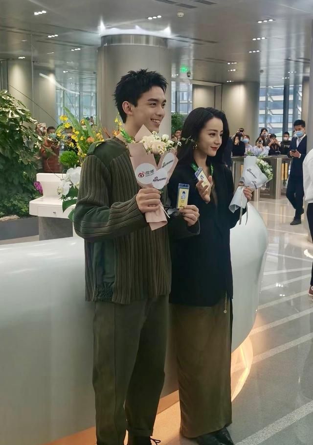 迪丽热巴吴磊cp太好磕穿情侣装做客直播活动男帅女美配一脸